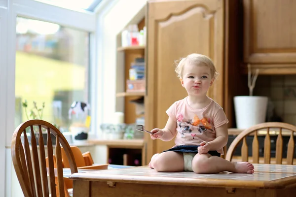Κορίτσι τρώει κάτι με πιρούνι — Φωτογραφία Αρχείου