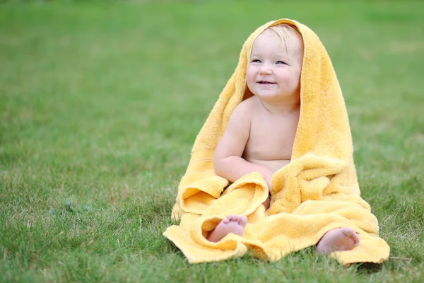 Baby insvept i varma gula handduk — Stockfoto