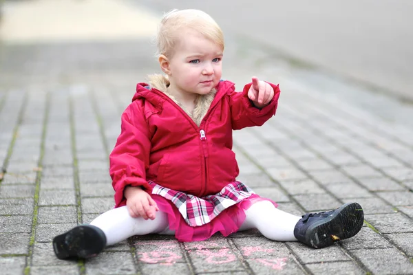 Girl drawing on asphalt with pink chalk — Stock Photo, Image