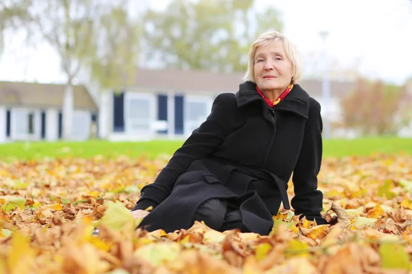 Donna anziana godendo autunno — Foto Stock