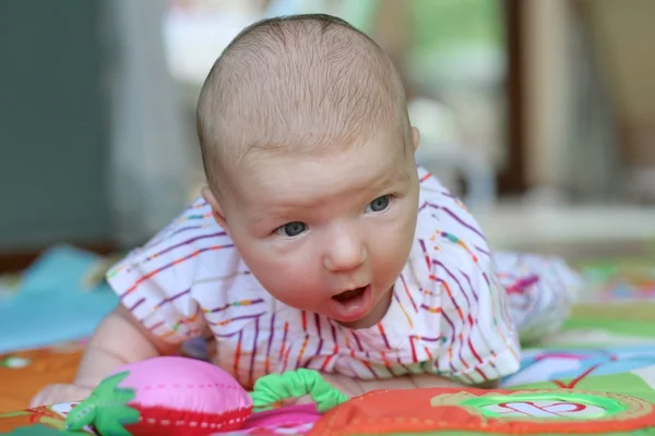 Baby flicka handpåläggning utveckling lek matta — Stockfoto