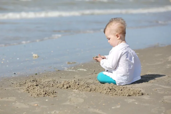 Baby meisje spelen op het strand — Stockfoto