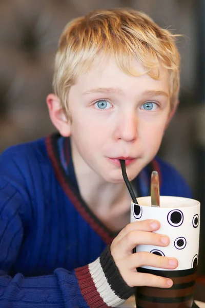 Boy drinking milkshake cocktail — Stock Photo, Image