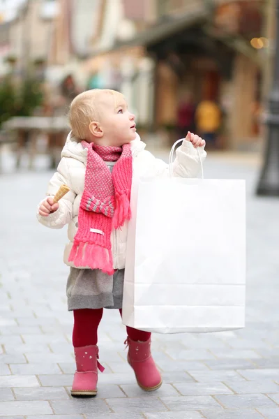 Meisje grote witte shopping draagtas — Stockfoto