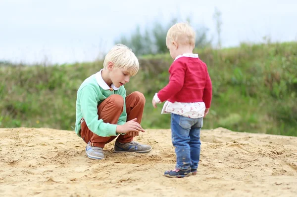 Teenager Junge mit Schwester entspannt in den Dünen — Stockfoto