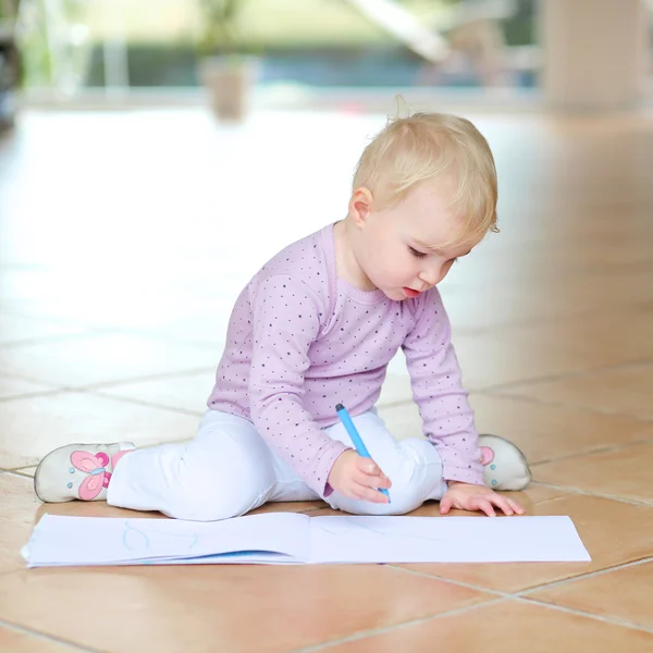 Meisje tekenen met kleurrijke potloden — Stockfoto