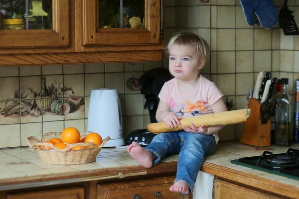 Κορίτσι τρώει μπαγκέτα — Φωτογραφία Αρχείου