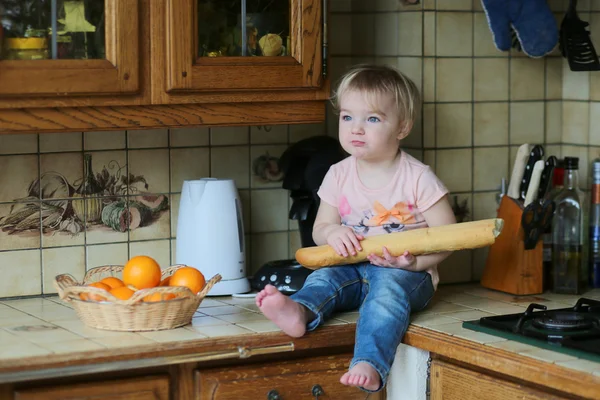 Menina comendo baguete — Fotografia de Stock