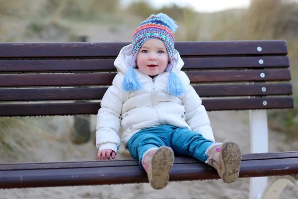 Girl relaxing on the bench — Stock Photo, Image