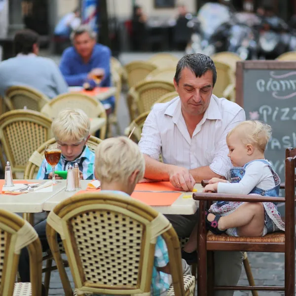 Father with three children in cafe — Stock Photo, Image