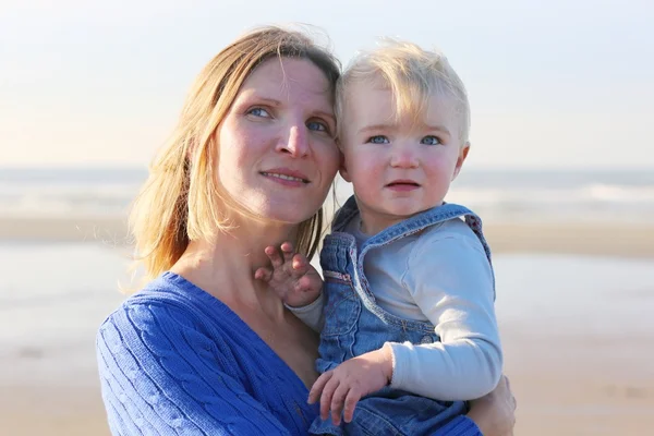 Madre e hija en una playa — Foto de Stock