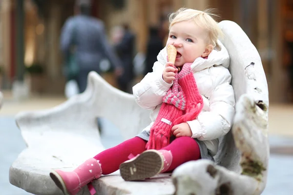 Meisje dat ijs eet — Stockfoto