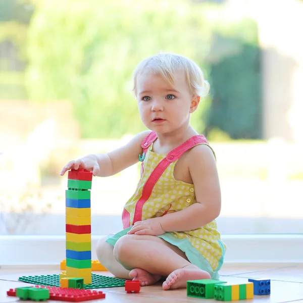 Flicka leker med plastblock — Stockfoto