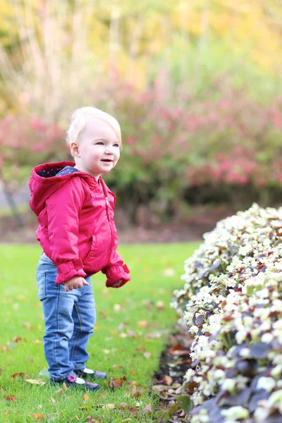 Dziecko dziewczynka grający kolorowy Park — Zdjęcie stockowe