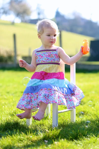 Flicka leker med såpbubblor — Stockfoto