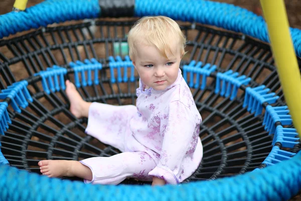 Baby flicka i en vacker kimono — Stockfoto