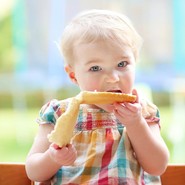 Ragazza mangiare gustoso pane con burro — Foto Stock