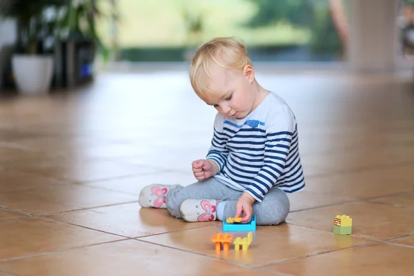 Mädchen spielt mit Plastiksteinen — Stockfoto