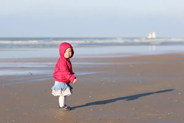 Little baby girl walking on wet sand — Stock Photo, Image