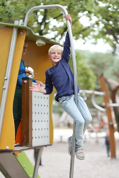 Junge hat Spaß auf Spielplatz — Stockfoto