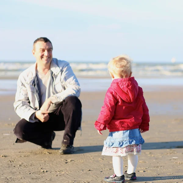 Ojciec i córka gra na plaży — Zdjęcie stockowe