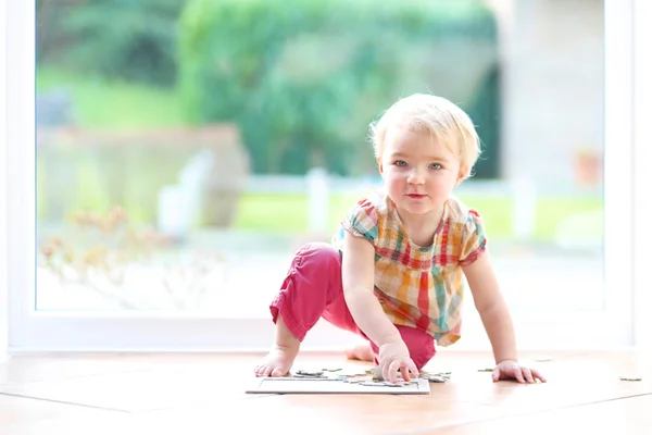 Mädchen spielt mit Puzzles — Stockfoto