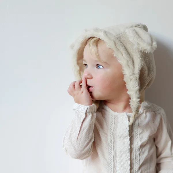 Meisje van de baby in grappige hoed met oren — Stockfoto