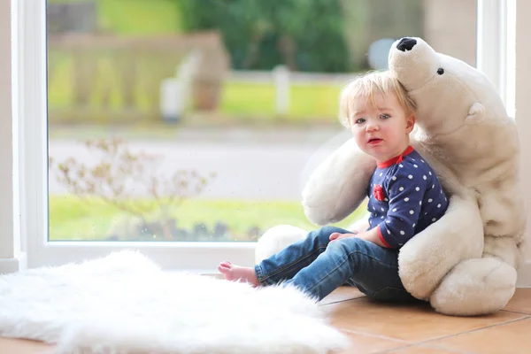 Chica sentada en un gran oso de peluche blanco suave —  Fotos de Stock