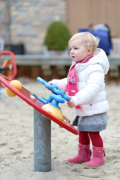 Ragazza divertirsi al parco giochi in inverno — Foto Stock