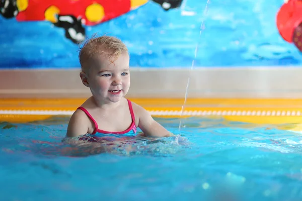 Meisje van de baby plezier in klein zwembad — Stockfoto