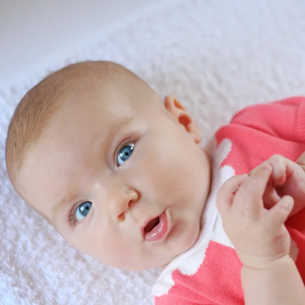 Baby flicka i söt röd klänning — Stockfoto