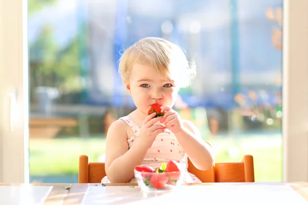 Chica en vestido de verano comer fresas — Foto de Stock