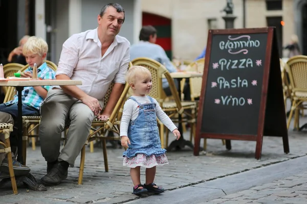 Отец и его дочь веселятся вместе в итальянском кафе — стоковое фото