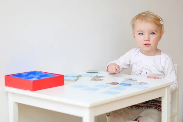 Chica jugando memoria juego — Foto de Stock