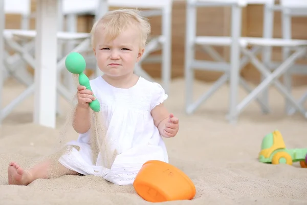 Dziecko dziewczynka gra z zabawkami w piasku na plaży — Zdjęcie stockowe