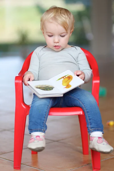 Baby meisje lezing kinderen boek over dieren — Stockfoto