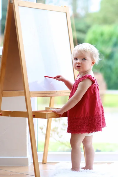 Chica dibujo con lápices de colores — Foto de Stock