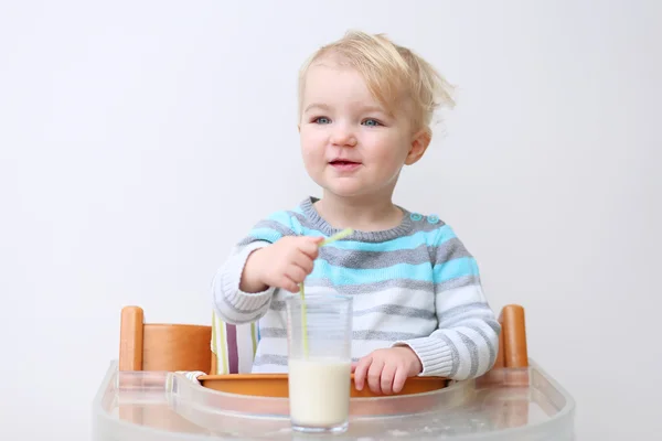 Meisje drinken melk uit het glas met stro — Stockfoto