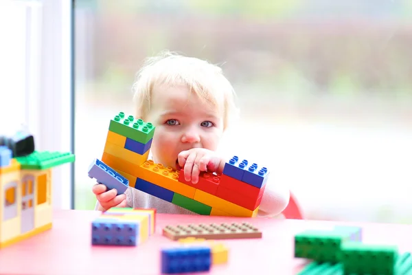 Mädchen baut Haus aus Plastikklötzen — Stockfoto