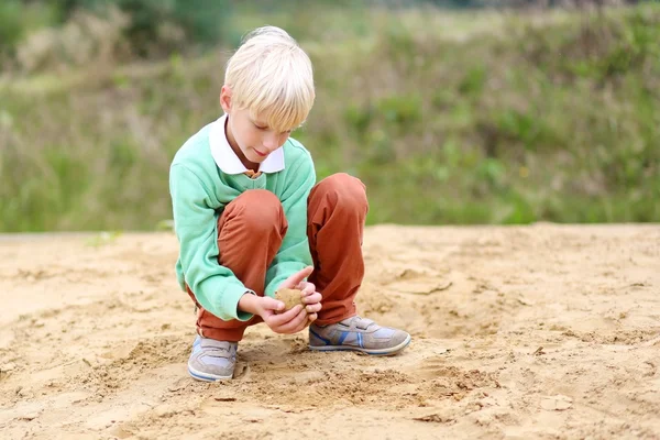 Boy playing with sand — Stock Photo, Image