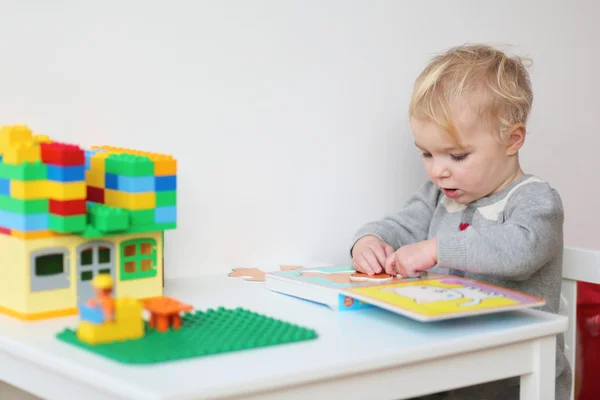 Meisje oplossen van puzzels in het boek — Stockfoto