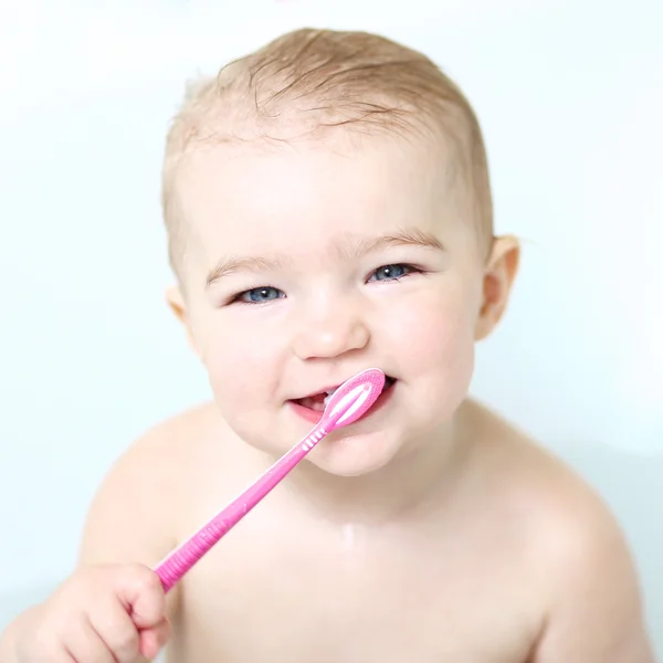女婴刷她的牙齿 — 图库照片