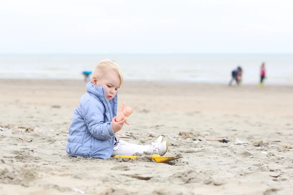 Baby flicka leker på stranden — Stockfoto