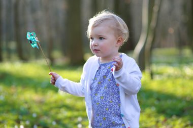 Kız ormanda tutmak fırıldak oyuncak