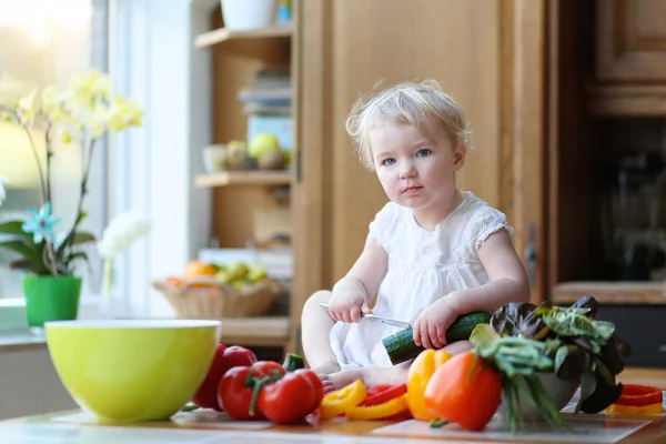 Flicka skära gurka — Stockfoto