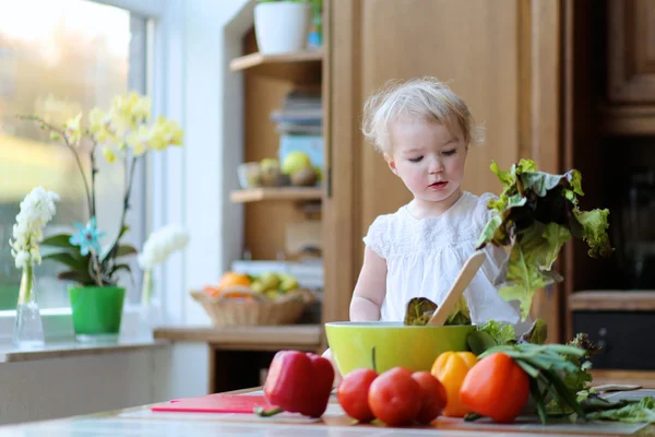 Flickan förbereder sig frisk sallad — Stockfoto