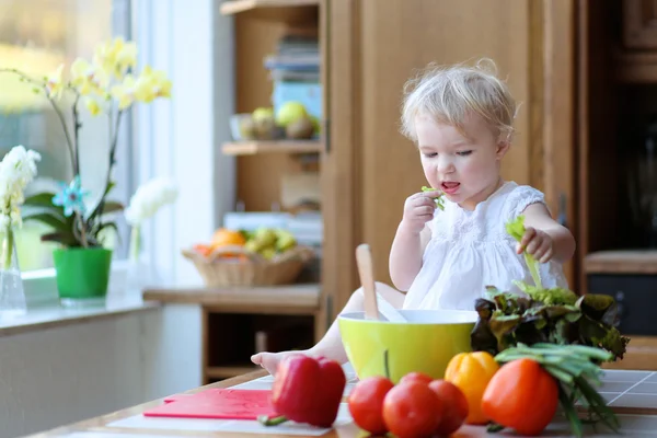 Girl mixing vegetables — Stock Photo, Image