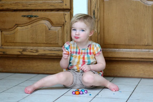 Chica comiendo deliciosos huevos de chocolate de Pascua — Foto de Stock