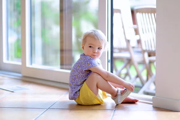 Meisje met blonde haar schoen zetten — Stockfoto