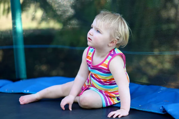 Dziewczyna na trampolinie na podwórku — Zdjęcie stockowe